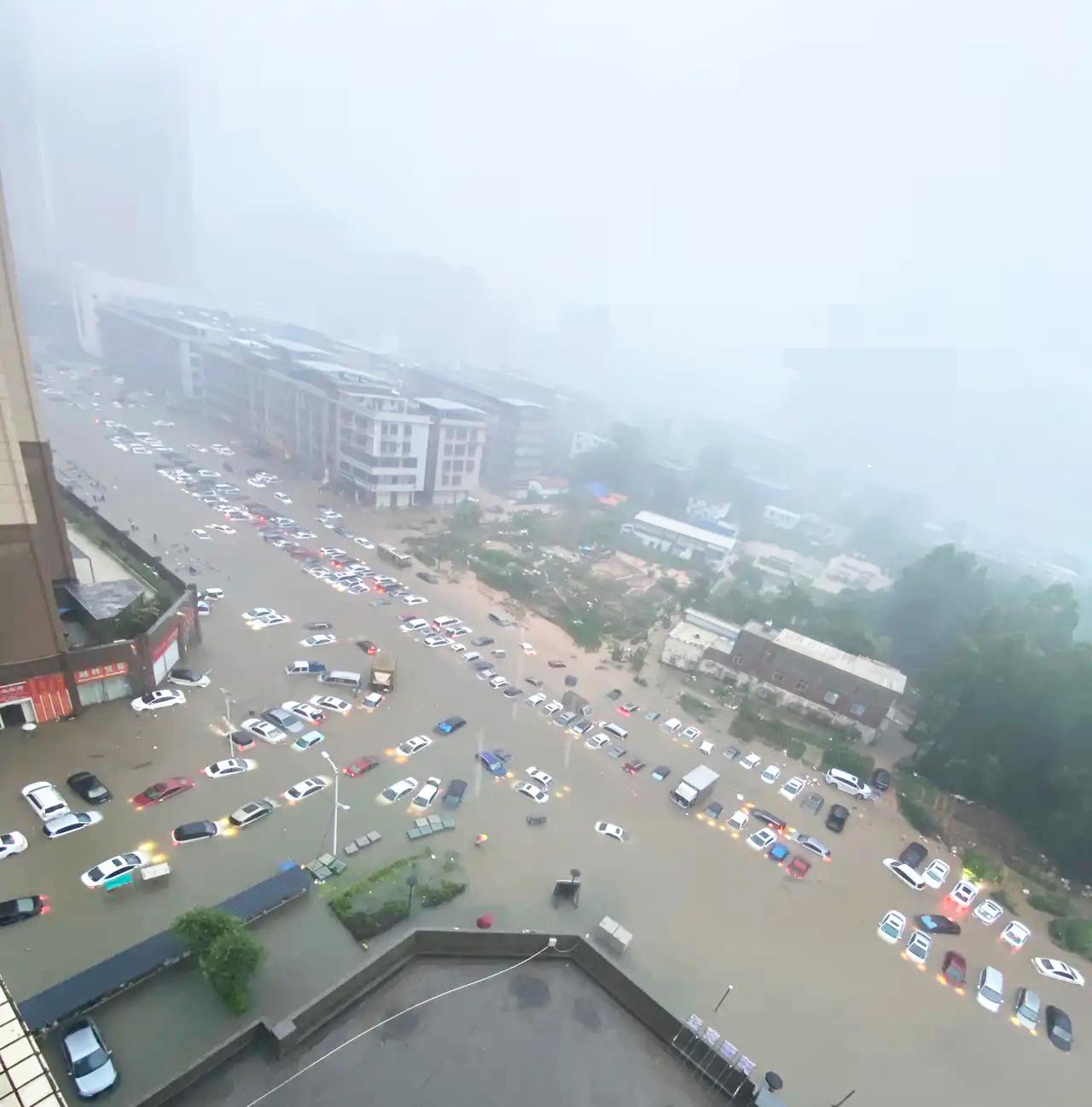 一场大雨，把钦州的城市底子照得明明白白。凌晨这场暴雨来得又急又猛，不少路段直接
