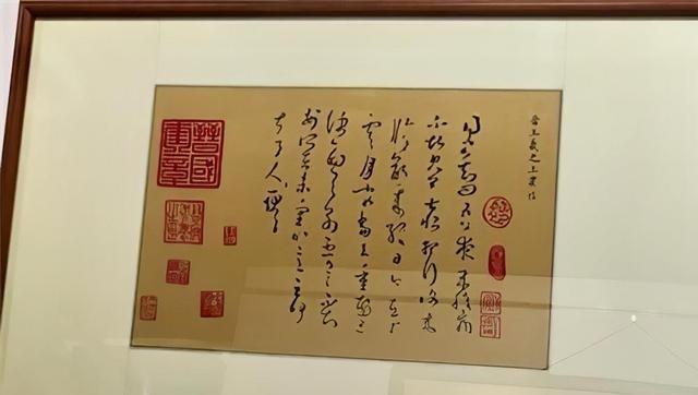 1972年，上海博物馆工作人员提着装废纸的竹篓准备拿去倒了，突然，竹篓中一个纸团