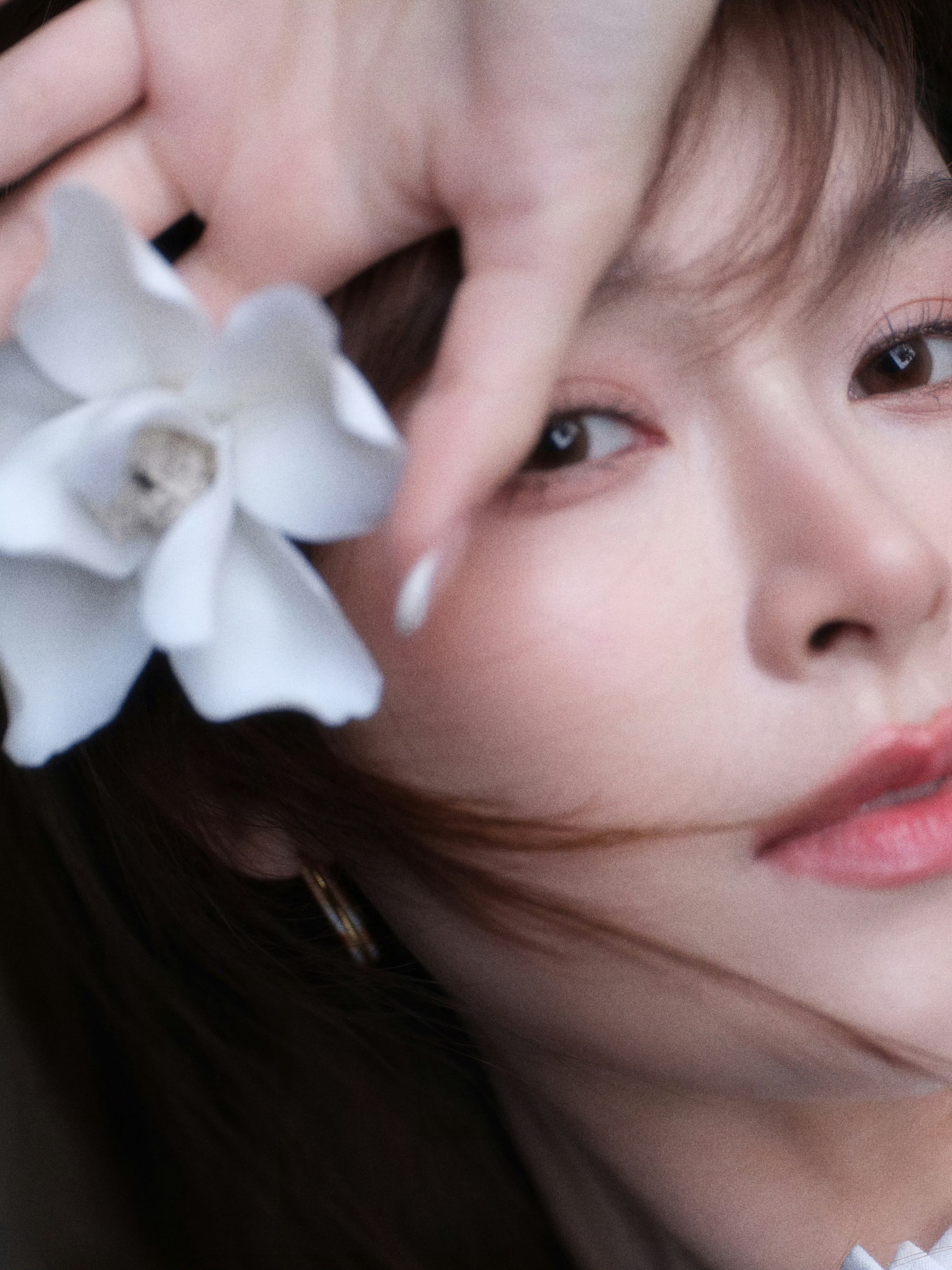 景德镇偶遇文咏珊文咏珊去景德镇了是谁在景德镇偶遇文咏珊了，白裙刘海造型，整个人