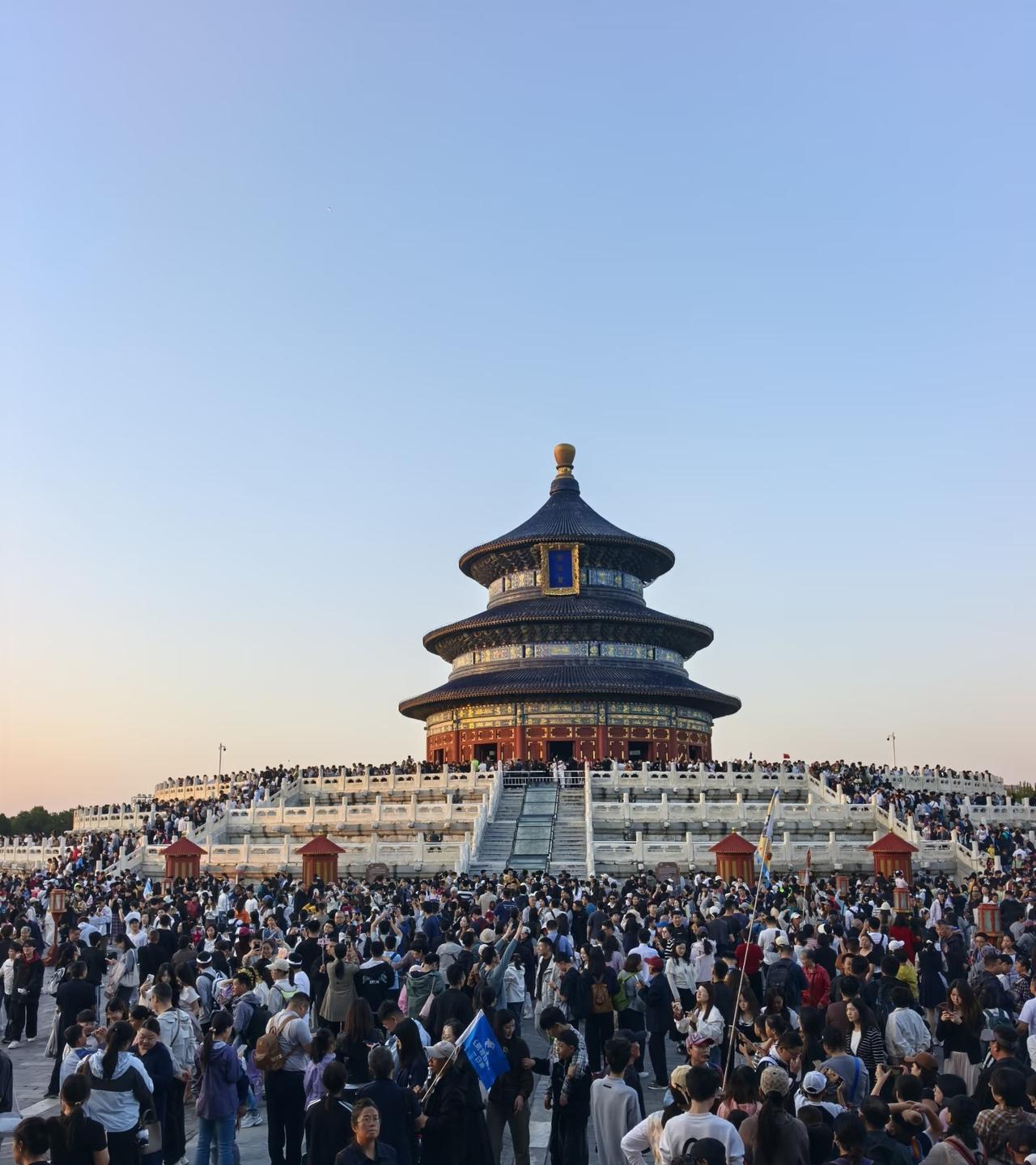 景区吹上天但没屁用的六样东西：第一，文创雪糕。第二，景区冰箱贴。第三