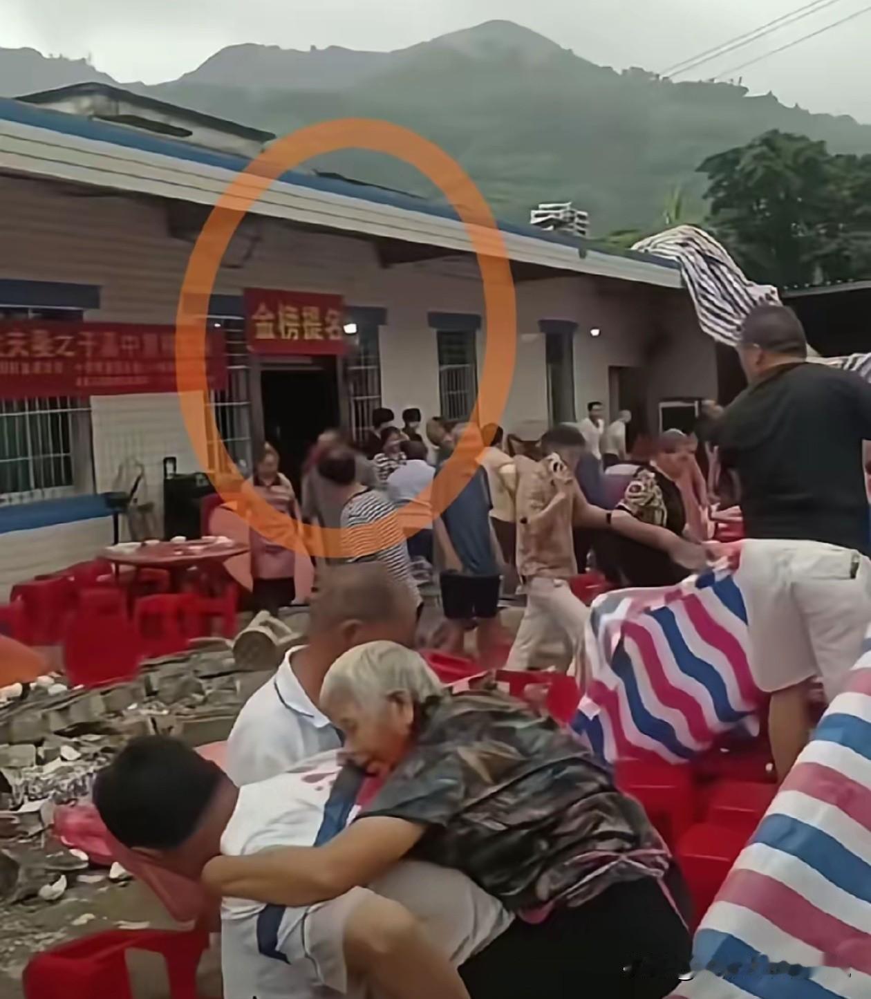长宁升学宴这件事，网上不少人在讨论横幅的细节。有网友放大照片发现，宴席横幅写的