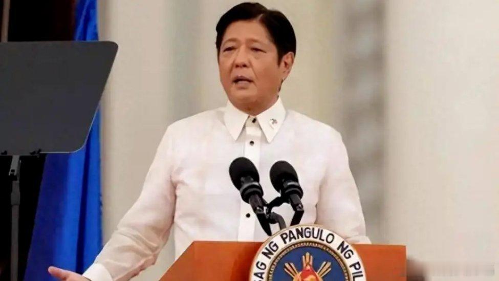 凤凰新闻【反转？菲总统喊逃犯自首，对方直接炸锅：我亲自带27箱现金，给你送了10