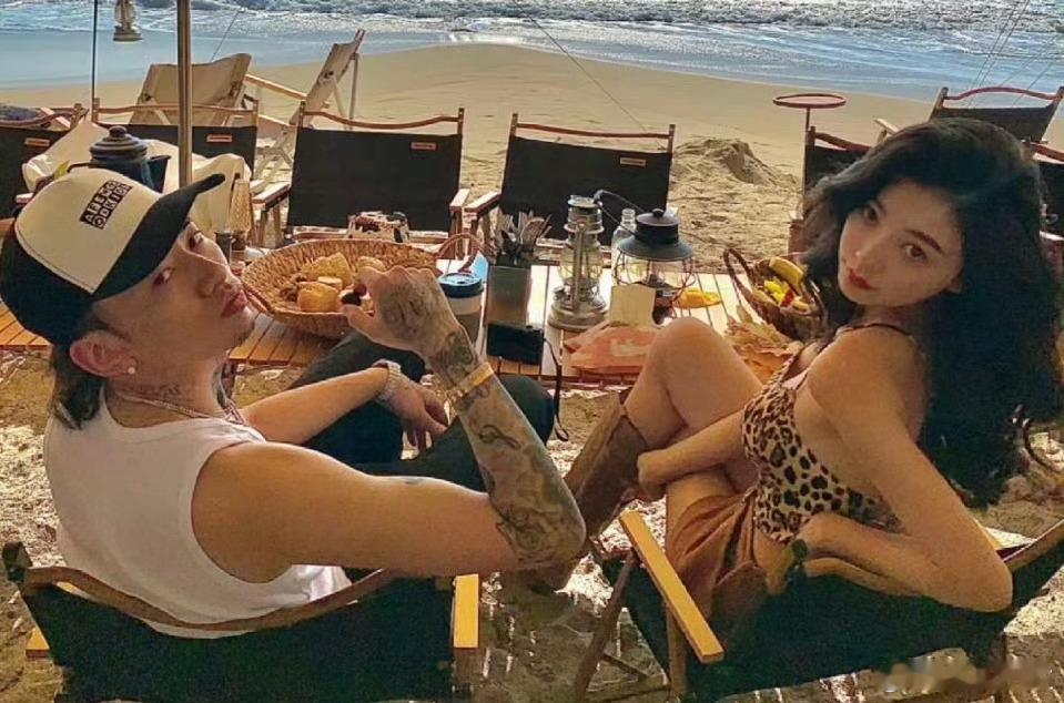 胡彦斌居然被易美女看上了，挺有幸啊，毕竟年轻又漂亮