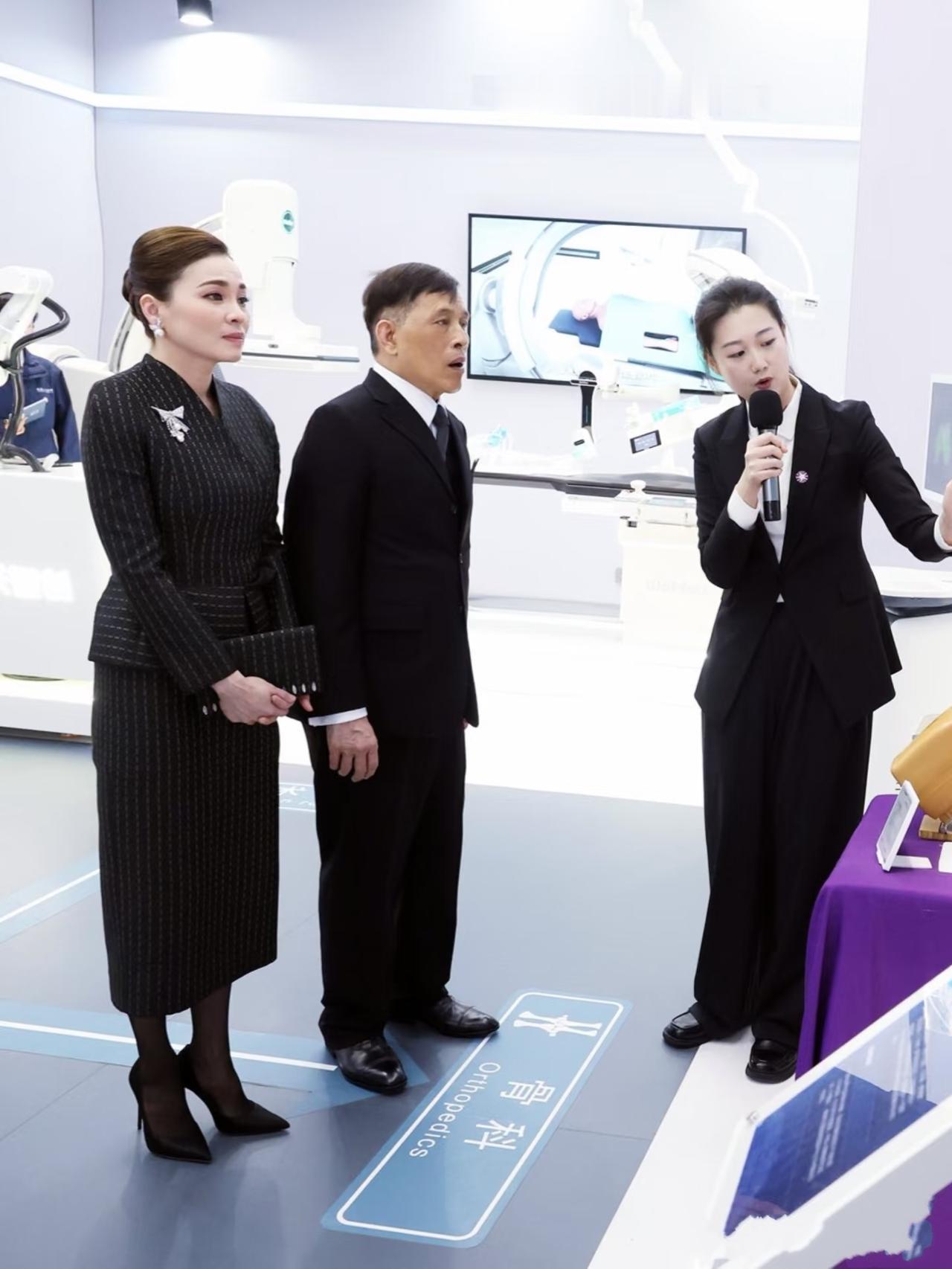 玛哈国王抵达人形机器人中心参观，讲解小姐姐又美又飒！11月15日，泰国玛哈国王