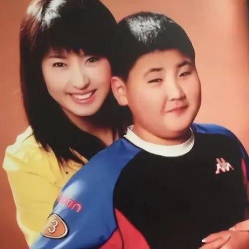 说句难听的：他现在看他妈，估计心里都在滴血。以前她是他的骄傲，现在她是他的噩