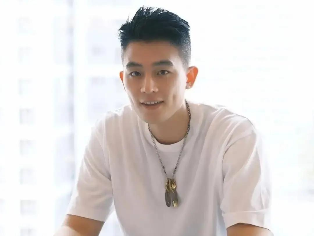 横店又烧钱，2万5千平民国街刚搭好，郑晓龙却指名要欧豪。不是流量，是稳。