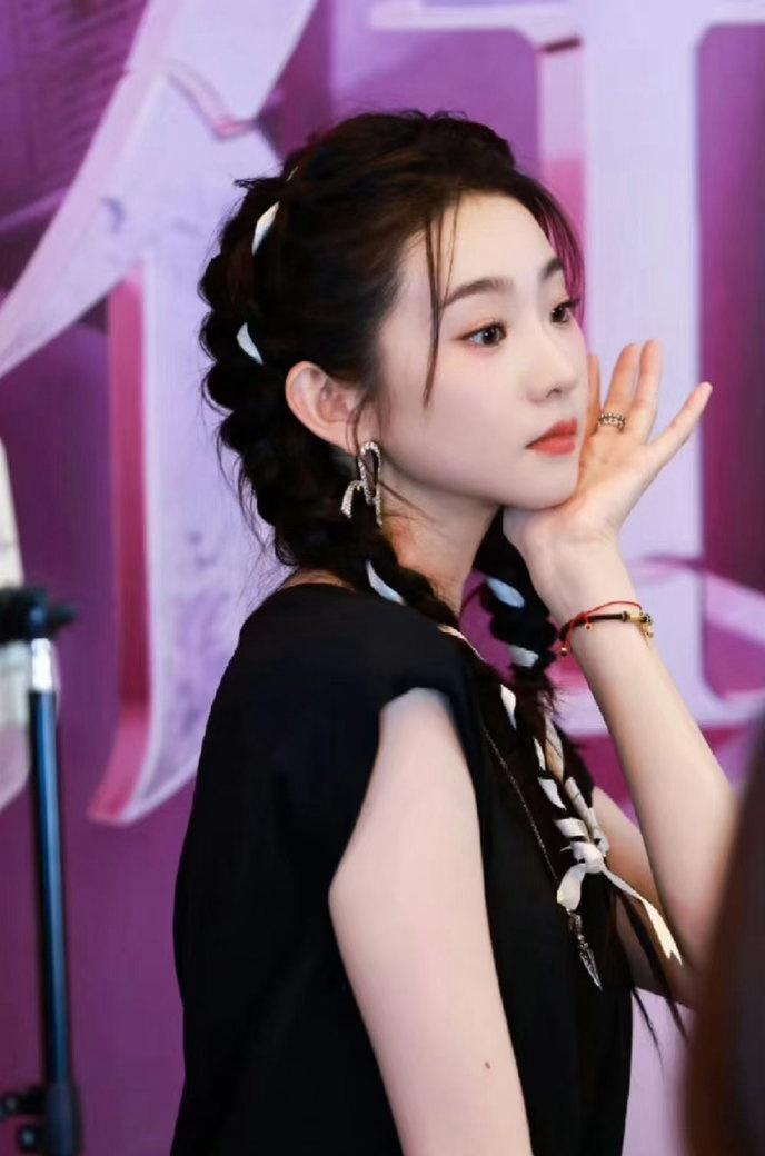 张艺凡这件裙子，大概是近期看过最有爱的造型了。小朋友的画笔没有规则，她穿在身上也