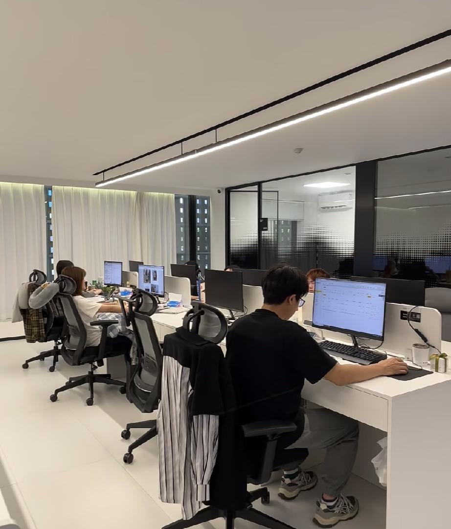 我到老了老了遭到职场霸凌了。办公室一共8个人，有两个人合伙霸凌我，干了二十多年工