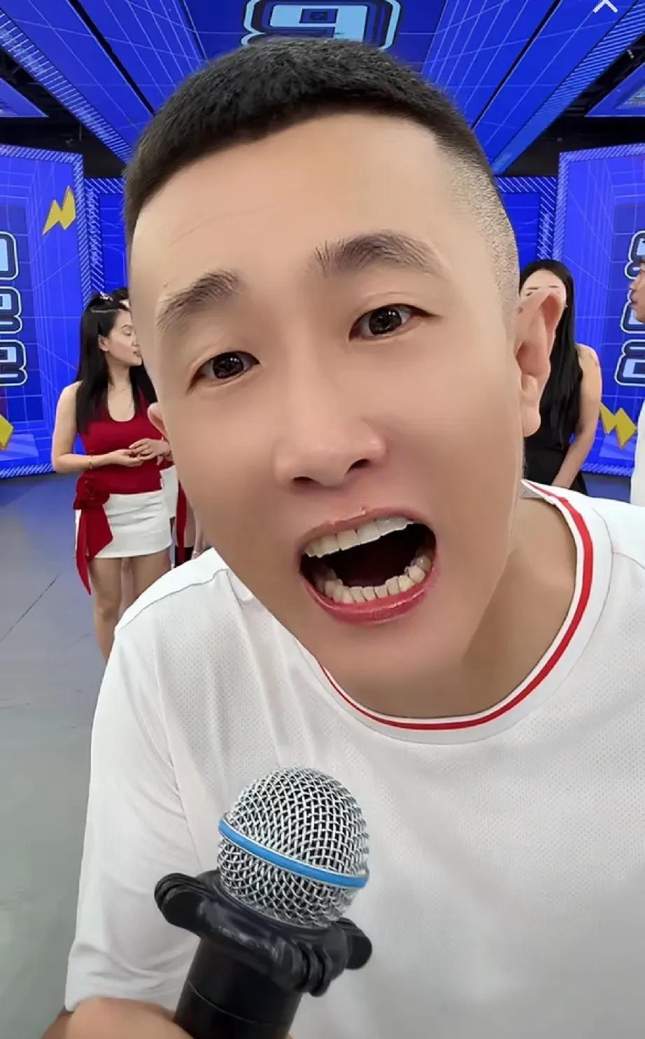 独来独往的网红张二嫂这回又笑到了最后，称玩互联网自己一直很真实，别看我的名字听起