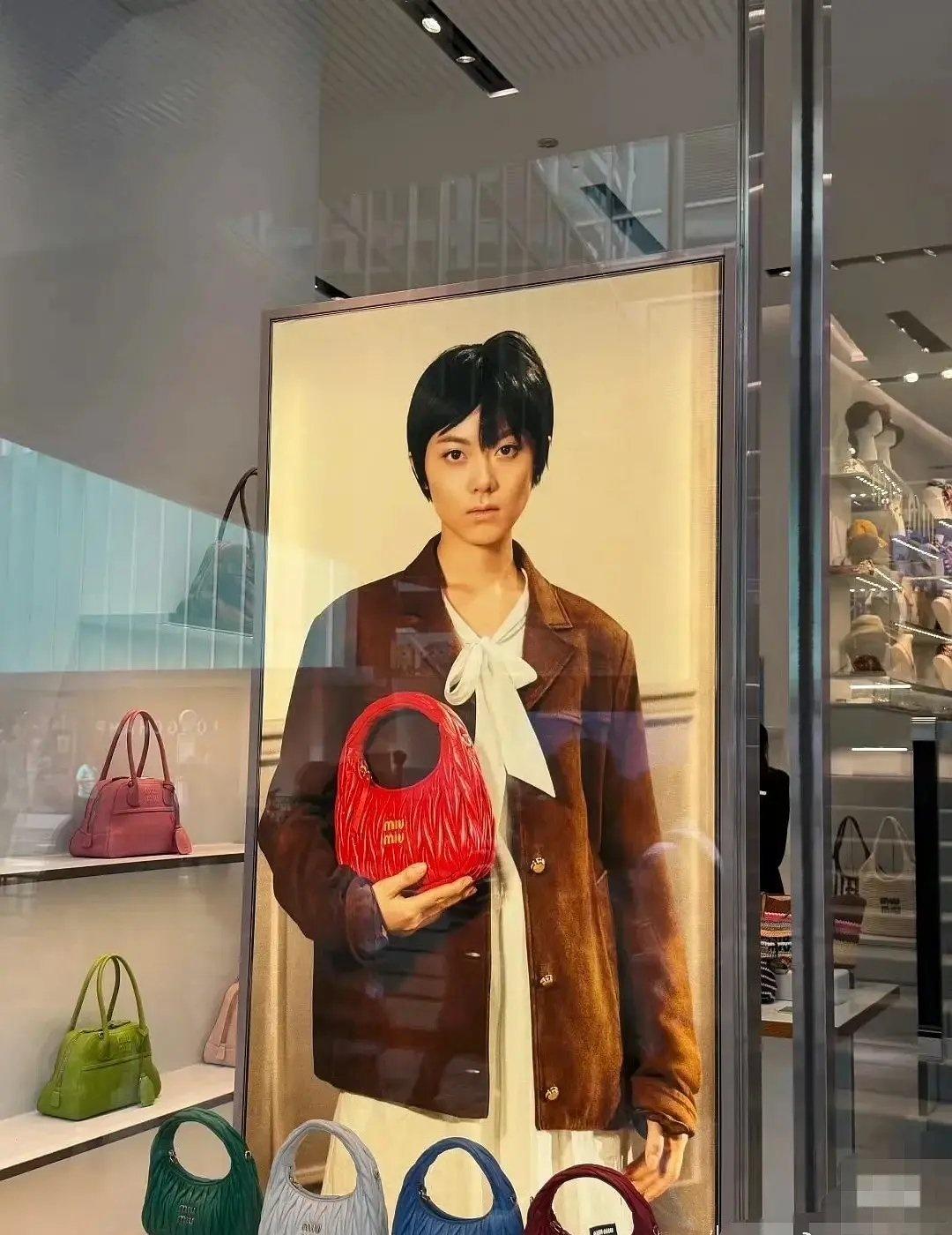 都是一个人，拍的代言照怎么差别那么大​​​