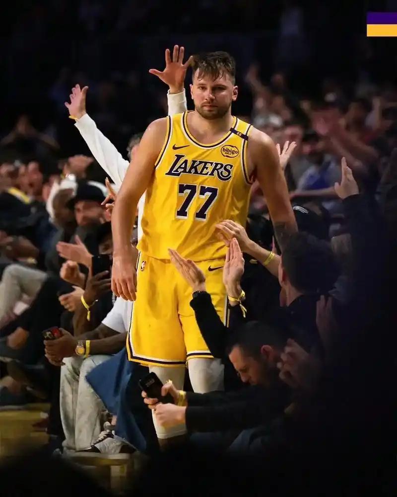 著名评论员克里斯谈到东契奇可能职业生涯都无法夺得一次总冠军。他说：“一年