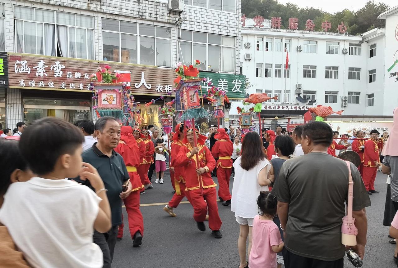 2025年金寨县天堂寨镇天贶节圆满成功。吸引了重点周边城市游客前去观光旅游。带动