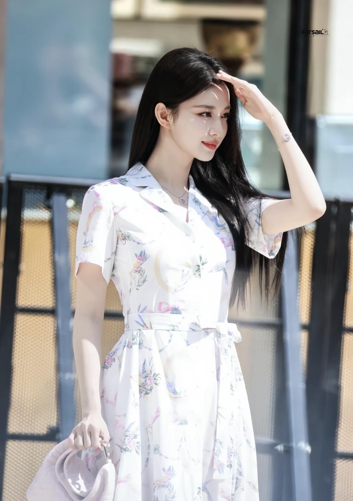 王楚然夏日碎花连衣裙造型，黑长直搭配清新印花，扑面而来的温柔少女感[比心][加一