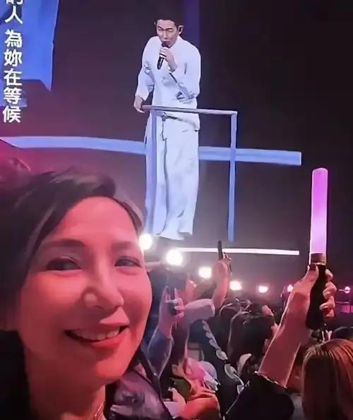 关秀媚看刘德华演唱会，不知道刘德华有没有提到她，可能她还不够“咖位”或“流量”，