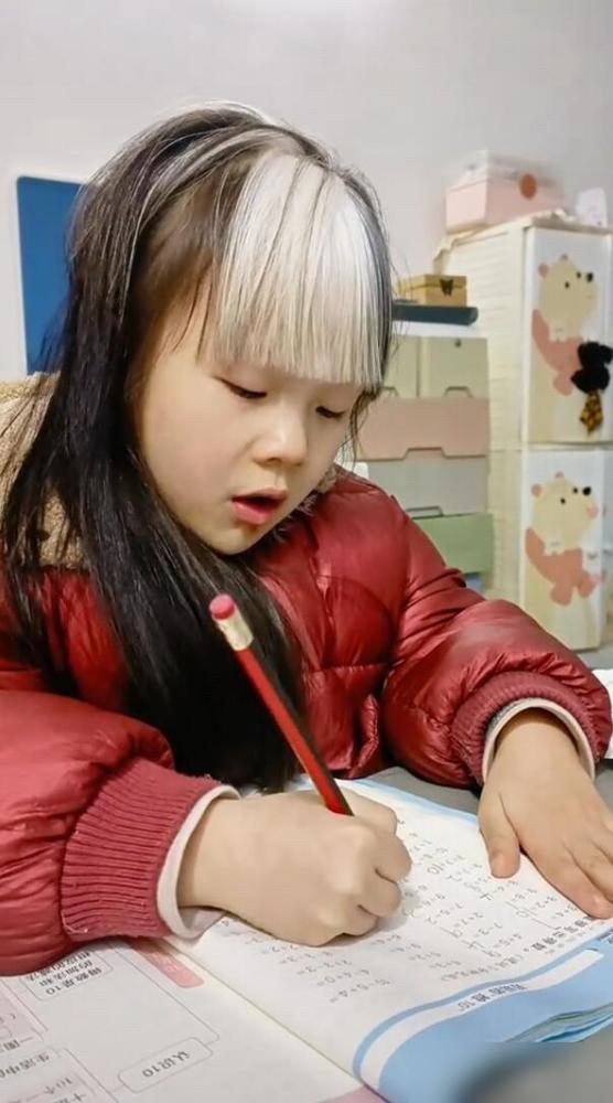 一个七岁女娃，额头天生一撮白毛，这撮毛打娘胎里带出来就没变过。我前两年陪亲戚