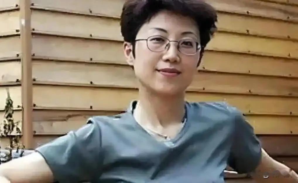 高瞻是雪城大学社会学博士，又在华盛顿美利坚大学挂研究员名头。就靠这些名头，她能在