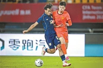 看新闻里说U23国足名单出来了，吴曦、张玉宁、朱辰杰三个超龄全用满，留洋狼队的徐彬当队长，但仔细一看