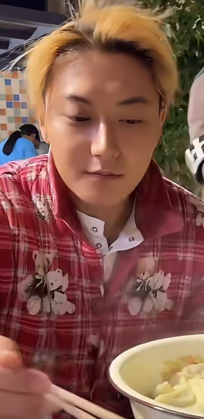 吴世勋当年那句话现在看真是神来之笔：“他做完妆发就很帅。”你品，你细品。春