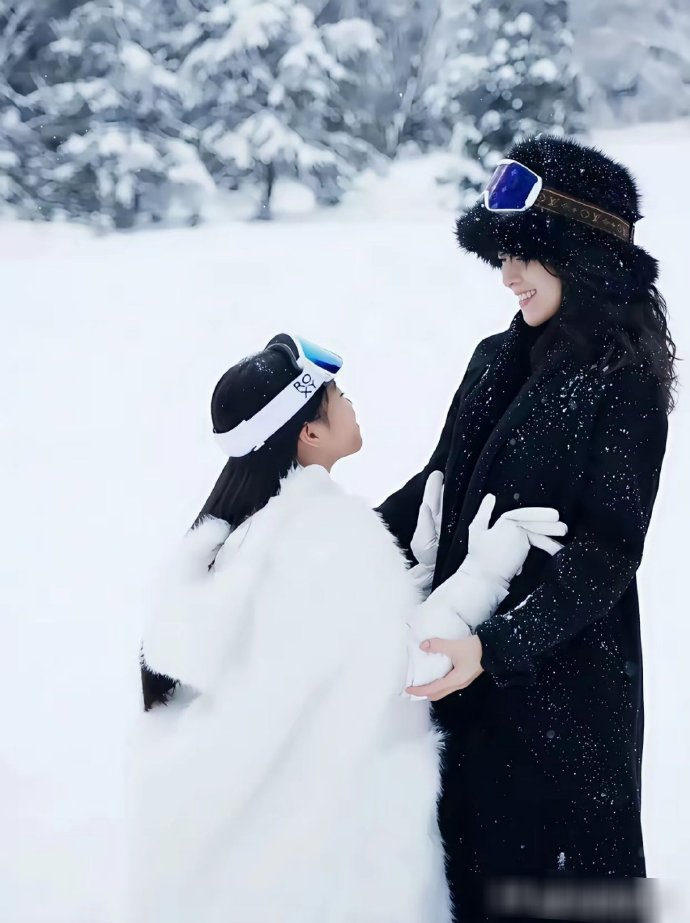 章子怡带着女儿醒醒在日本富士山旅行，两人黑白搭配，穿搭时尚亮眼。完照片只能说一句
