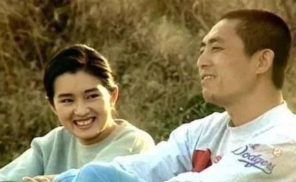 1987年，张艺谋筹拍《红高粱》，女主选了“丰乳肥臀”的史可。然而，巩俐也想出演