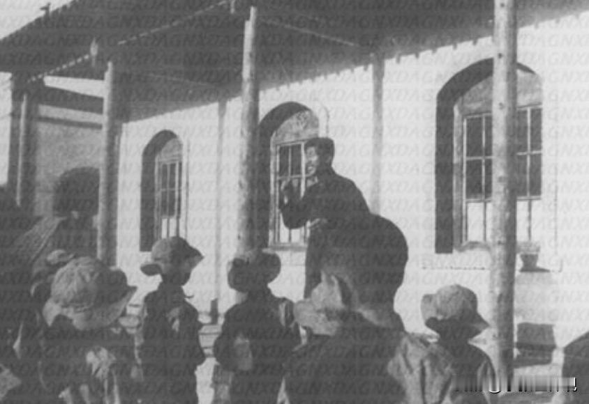 1938年，特务去小学抓地下党员杨文海，谁知刚到校门口，恰巧就碰到杨文海，特务赶