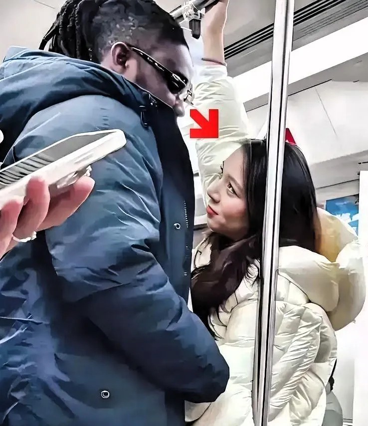 瞧这小眼神，看着黑哥都拉丝了，请问黑人好在哪里，怎么上赶着去讨好？这样含情脉脉，