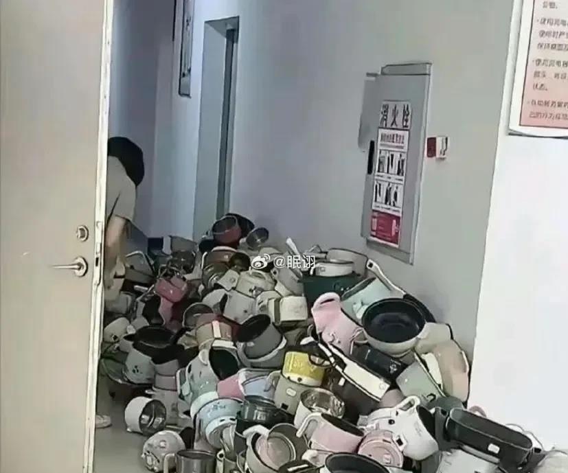 大学生宿舍走廊里的一幕，惊呆了。