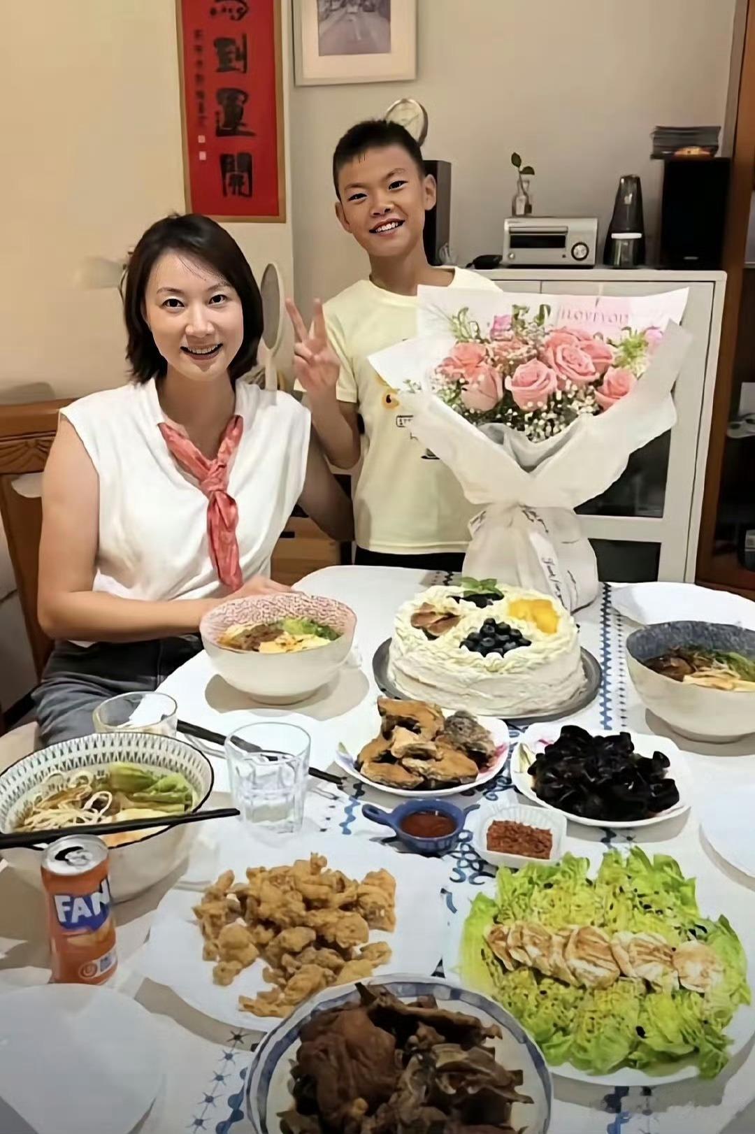 谢杏芳在西班牙别墅过45岁生日，儿子跟林丹长得一模一样​​​