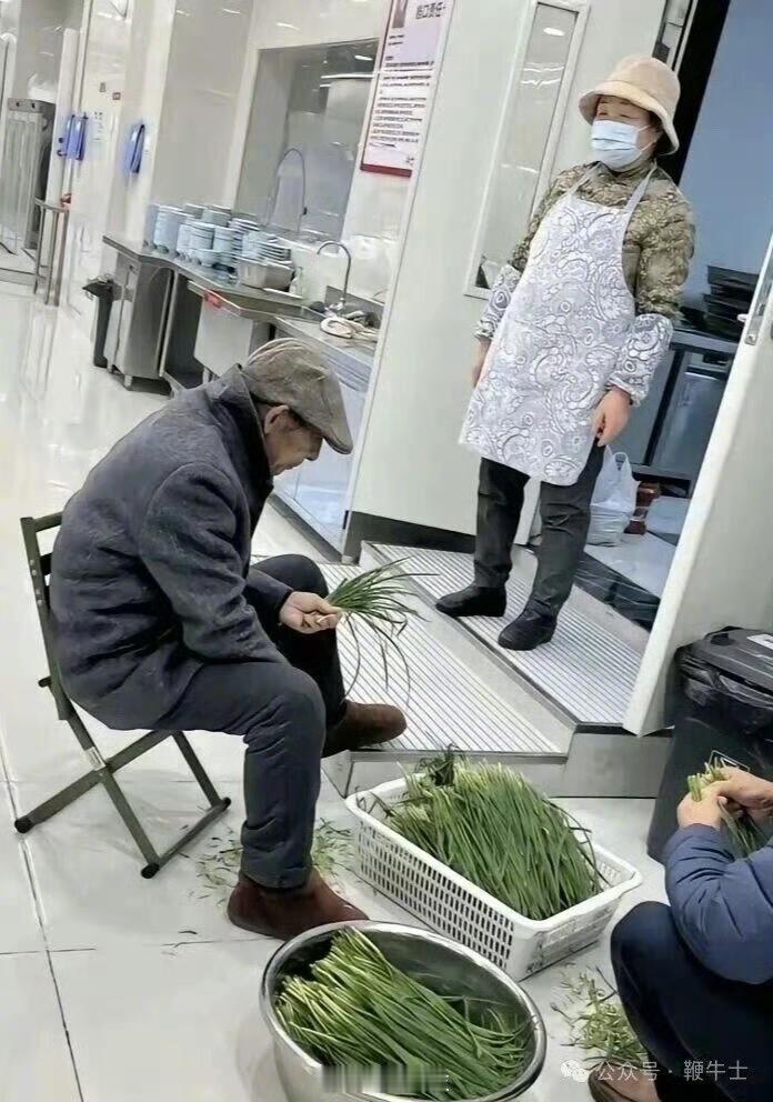 看到这对老人，你一定想象不到他们的儿子会是谁穿着朴素带着围裙摘韭菜煮饺子刘强