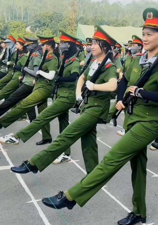 越南军队为准备9月2日国庆阅兵的排练，这女兵太欢乐了[捂脸哭]怕晒黑了，不能在