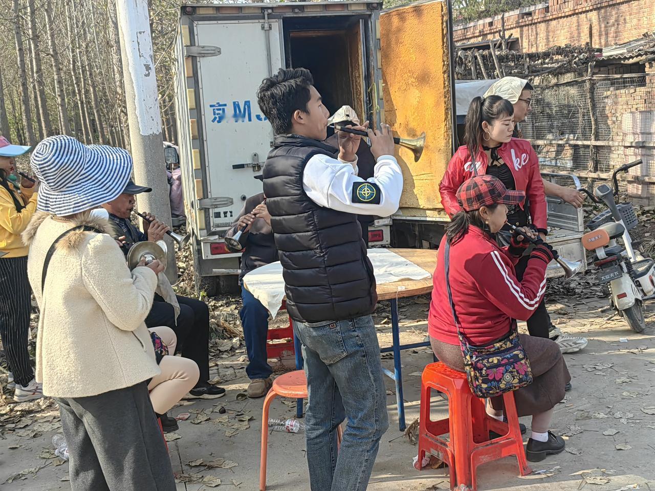 农村真有会算计的能耐人。农村办喜事都讲究礼尚往来，人家办喜事你要是上了50块钱