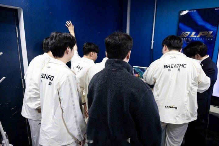 Rookie或暂离赛场iG突然引进新人中单与Renard轮换，或暗示Rooki