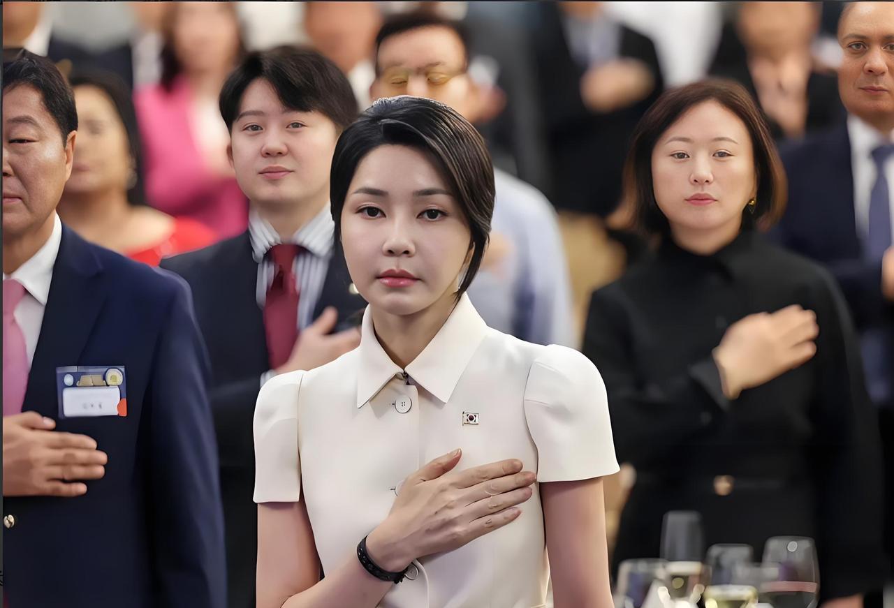 8月12日，韩国前第一任夫人金建希在出庭受审时，念了一句中国古诗“花无十日红”。
