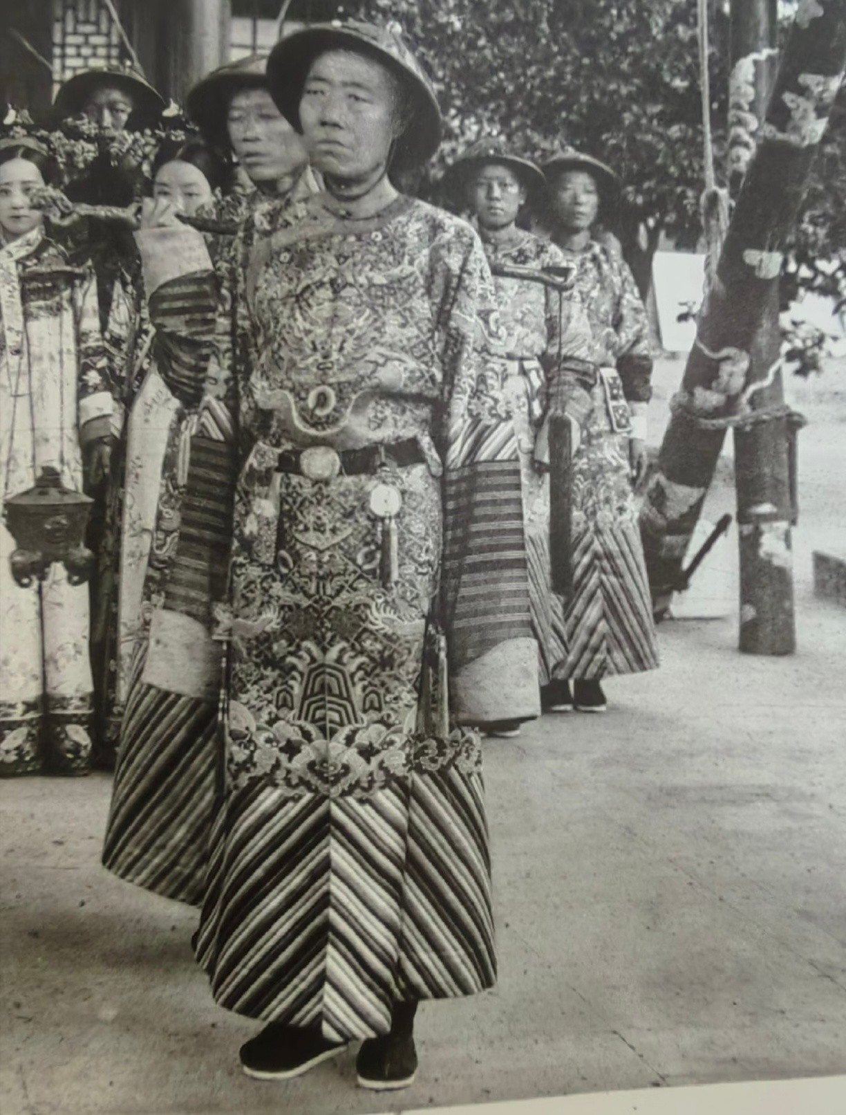 清朝这服饰审美，管你好看不好看，先给我把各种元素绣满。马蹄袖子，古代说的那个牛蹄