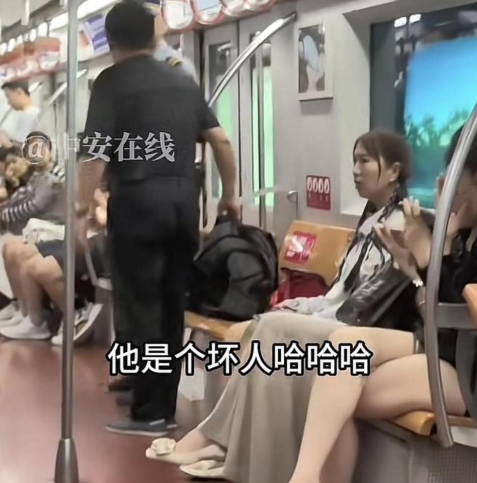 小仙女火了！北京，女子乘坐地铁把包放在座位上，一老人上车后就挪了一下女子包包坐下