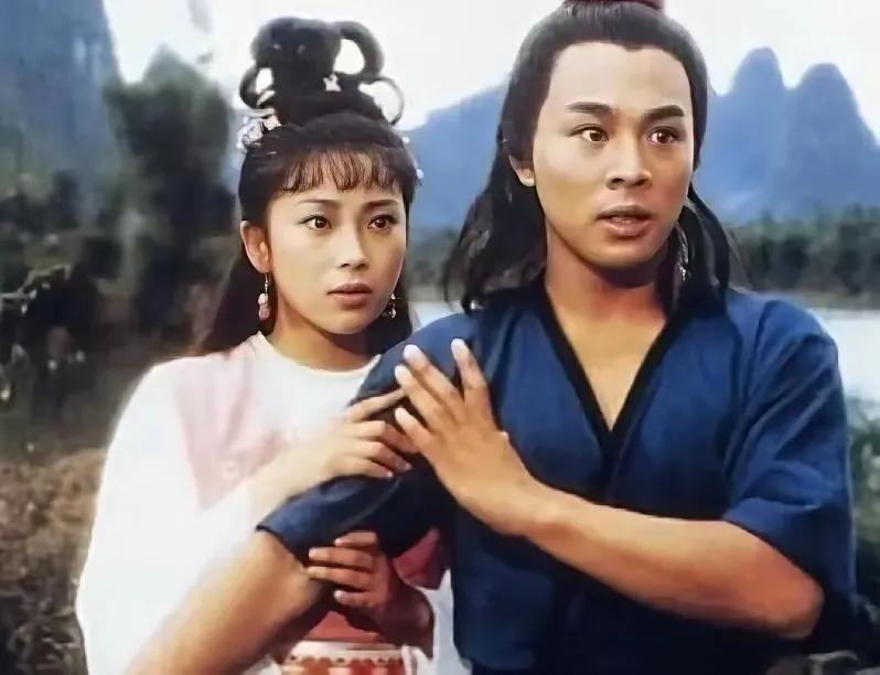 其实李连杰和前妻黄秋燕蛮有夫妻相的。八卦一下，有没有夫妻相看二人的老照片就知道了