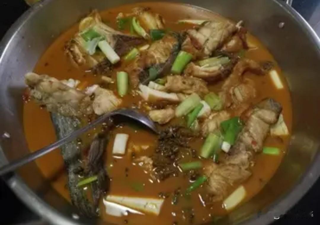 昨天掏钱去买了5-6斤的草鱼弄火锅，还有红烧龙虾、凉拌毛豆等菜，再买两瓶酒。。。