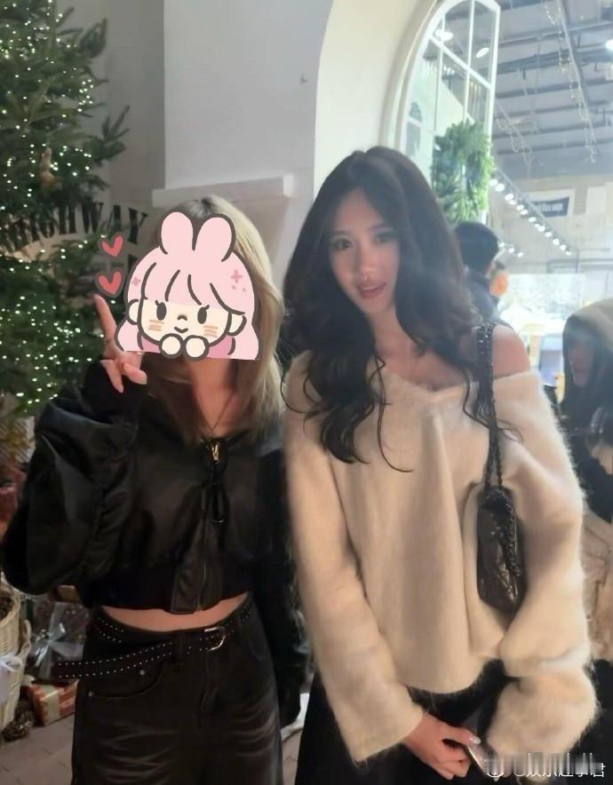 网友在北京三里屯偶遇钟丽缇小女儿，15岁考拉继承了妈妈的美貌气质，五官精致漂亮，