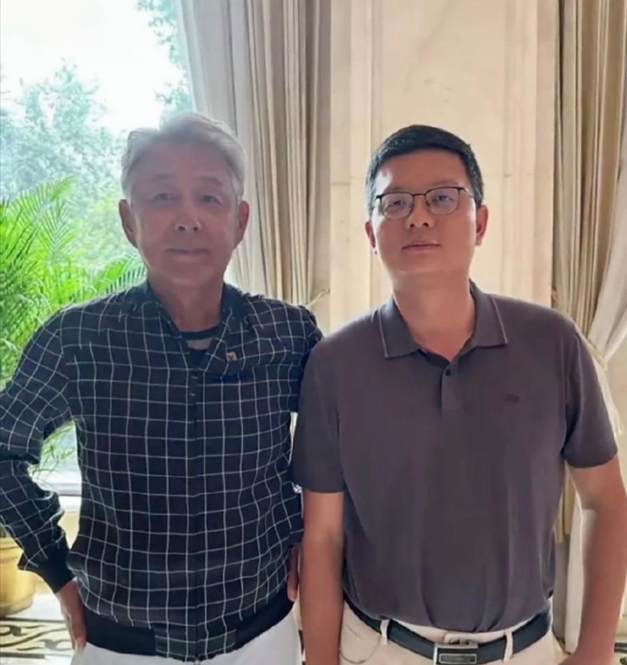 70岁陈道明和朋友见面，他的头发全白了，面容沧桑，整个人苍老了好多，真是让人唏嘘