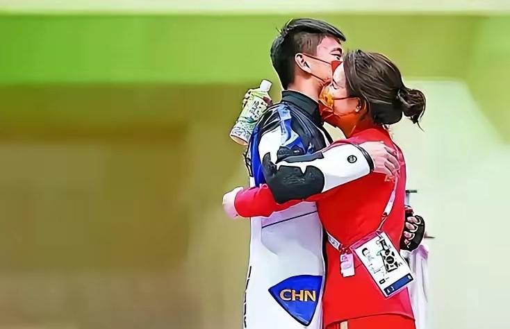 2008年，北京奥运会后，26岁的师姐杜丽找到刚满22岁的小师弟庞伟说：“你向我