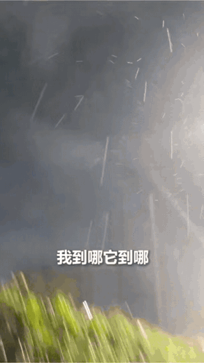 这也太奇怪了！广东广州，一男子到户外夜骑，没成想，原本晴朗的天突然下起了雨，更让
