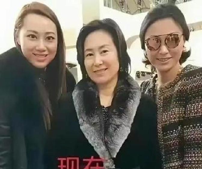 尖沙咀的霓虹还亮着，1989年的冬天。金童玉女推开名店的门，陈百强刷卡：30万