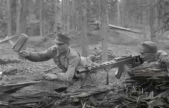 看到二战时期的这挺机枪，我满心疑惑。它究竟是冲锋枪还是机枪呢？从外形看，颇像波波