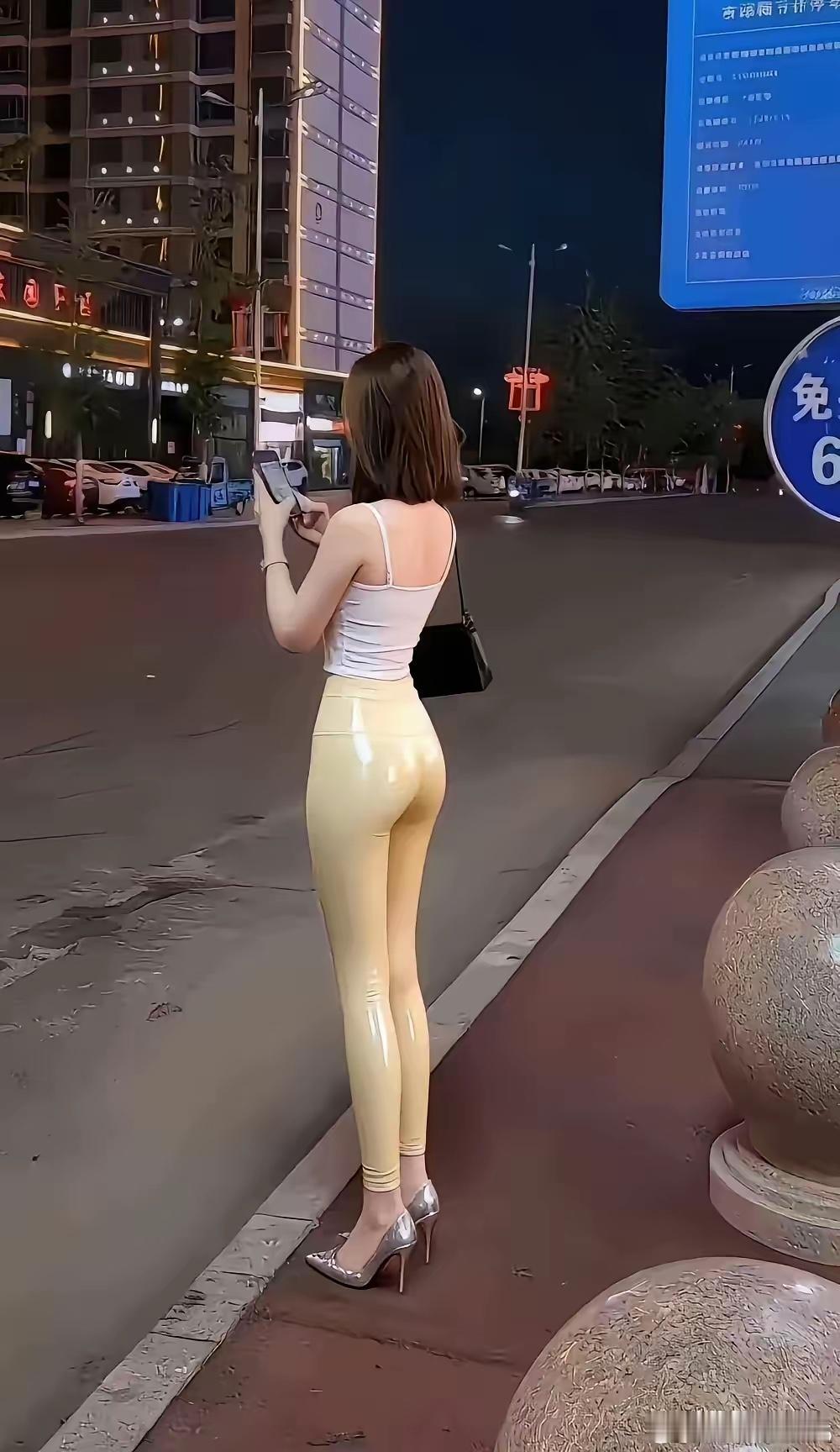 真的是显瘦的女孩子穿裤子就是好看！你们觉得呢！