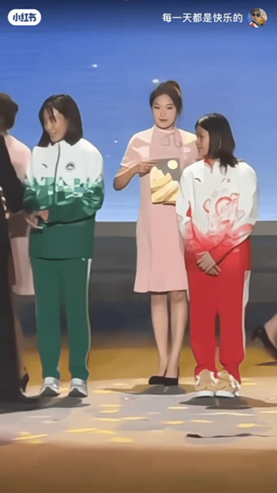 细节见人品全红婵参加暨南大学十五运杰出运动员表彰大会她在领奖时先把手擦干净再