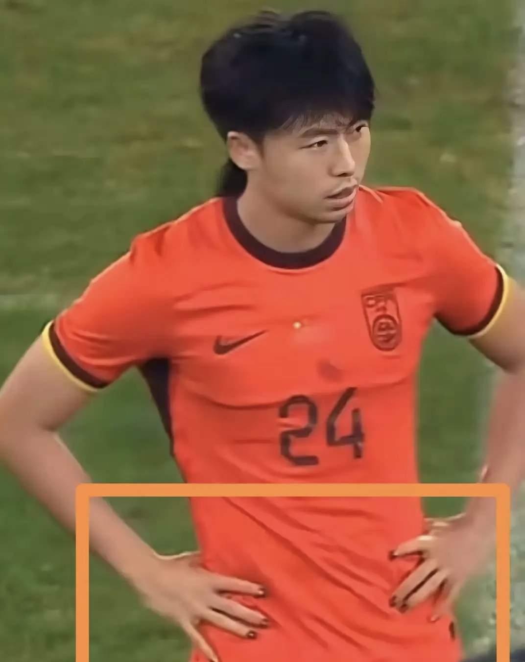不干点正事！一个大男人留长发，染指甲，指望他们踢进世界杯?U22国足输给越南，