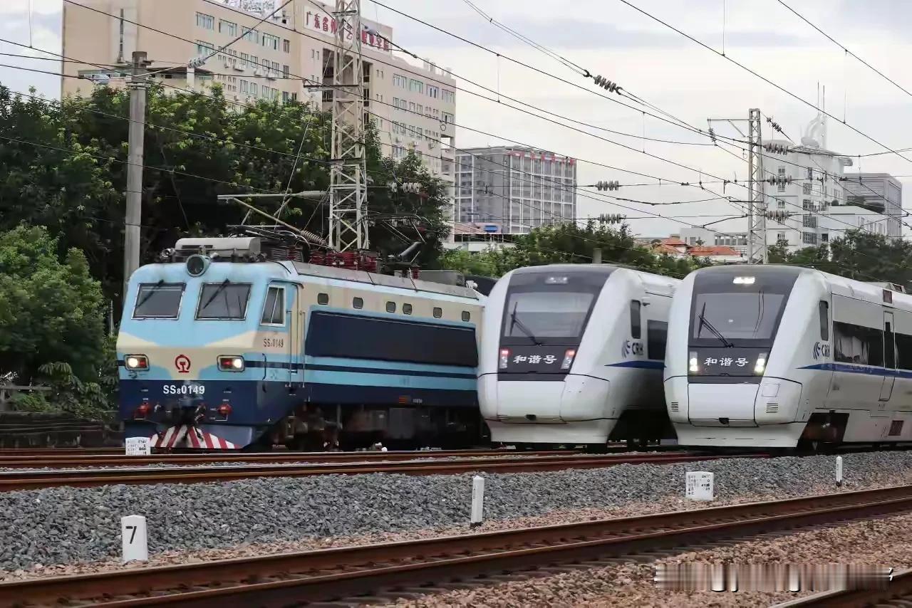 广深铁路广州天河区路段，这一段线路相比于国内其他线路显得热闹非凡。线路从广州东站