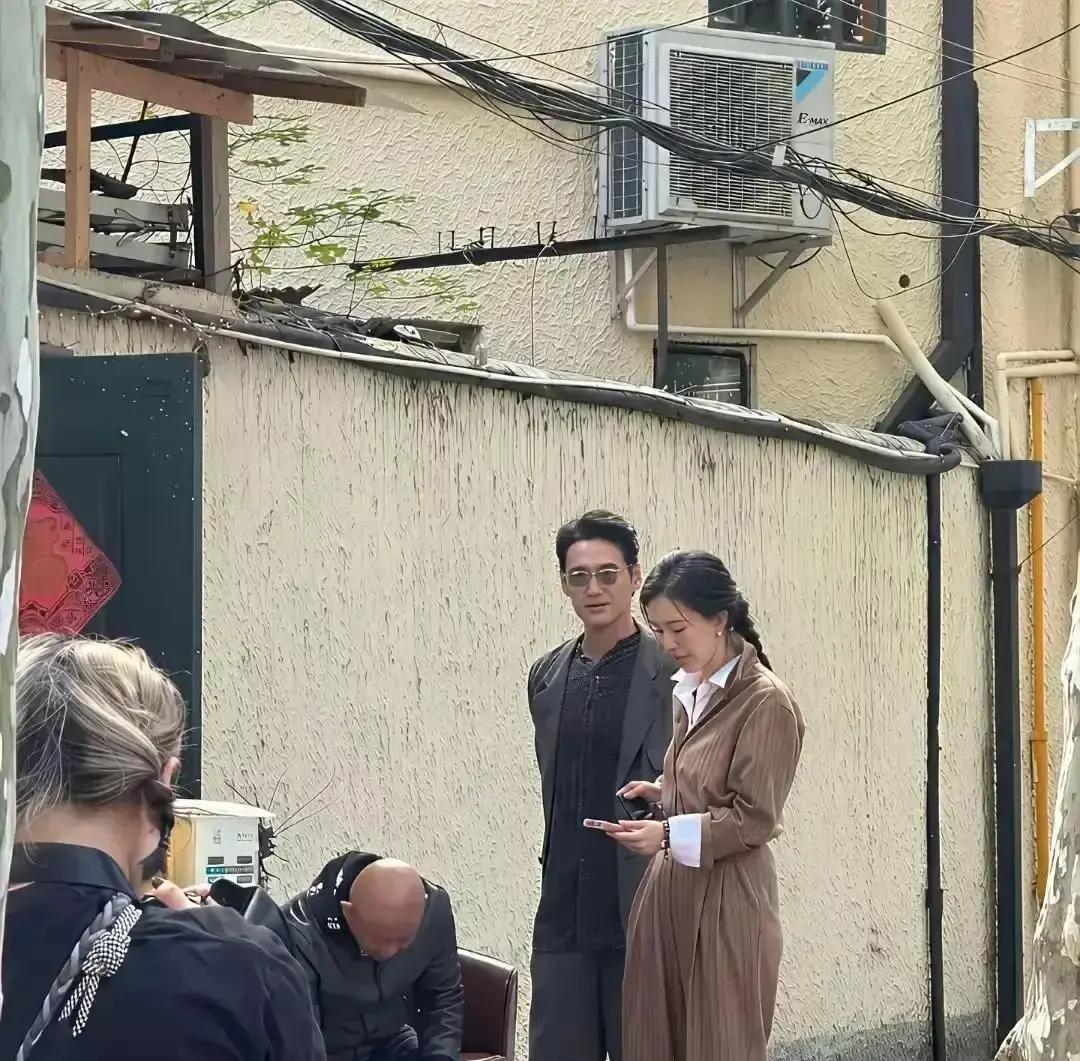 72岁王石独自吃饭，妻子田朴珺缺席王石一个人坐在三桌外刷手机，田朴珺和90