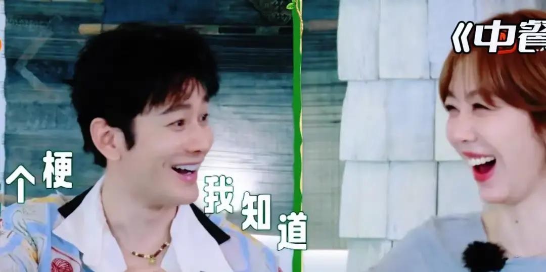 快五十岁的人了，黄晓明这张脸硬是没显老，结果在节目里被瞿颖当场追着打听瞿颖开口就问他头上脸上到底做了