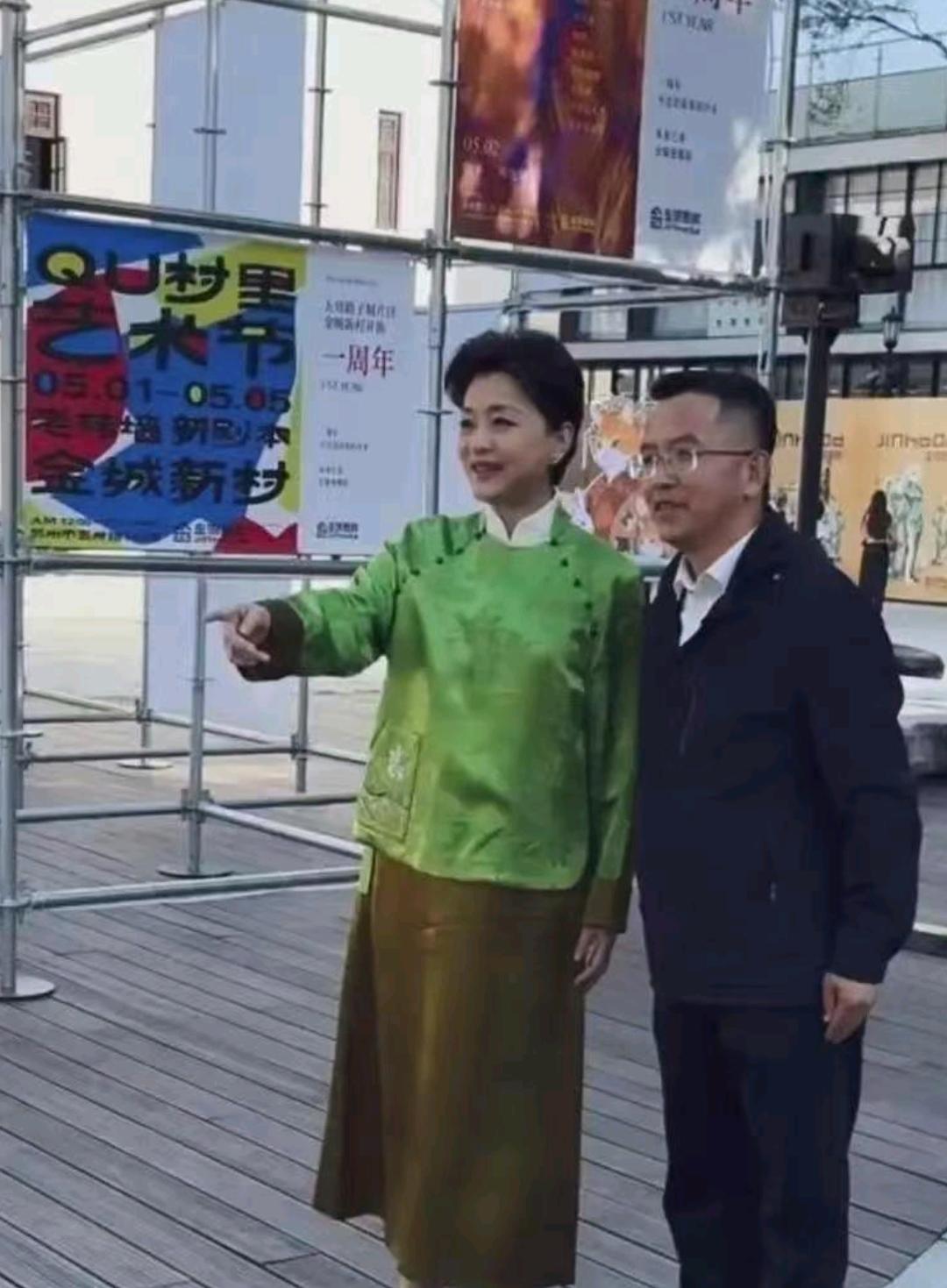 56岁杨澜现身苏州街头，那状态老吓人了。穿着一身贼挺括的中式丝绸套装，蹬着细高跟